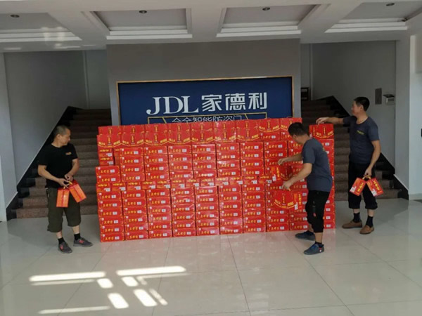 家德利门业给员工送去清凉
